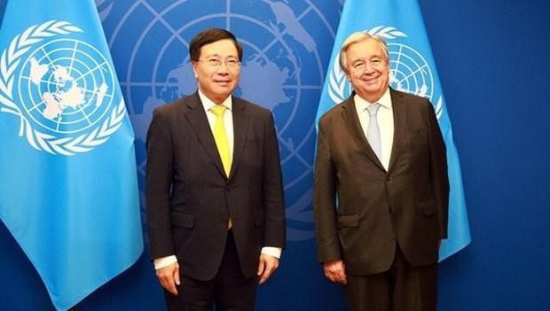 El viceprimer ministro vietnamita, Pham Binh Minh y el secretario general de la ONU, Antonió Guterres. (Fotografía: VNA)