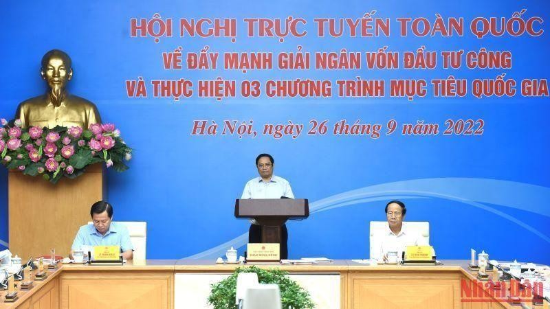 El primer ministro Pham Minh Chinh preside la teleconferencia sobre el desembolso de la inversión pública.