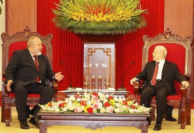 Encuentro entre el secretario general del Partido Comunista de Vietnam, Nguyen Phu Trong (derecha), y el primer ministro de Cuba, Manuel Marrero Cruz. (Fotografía: VNA)