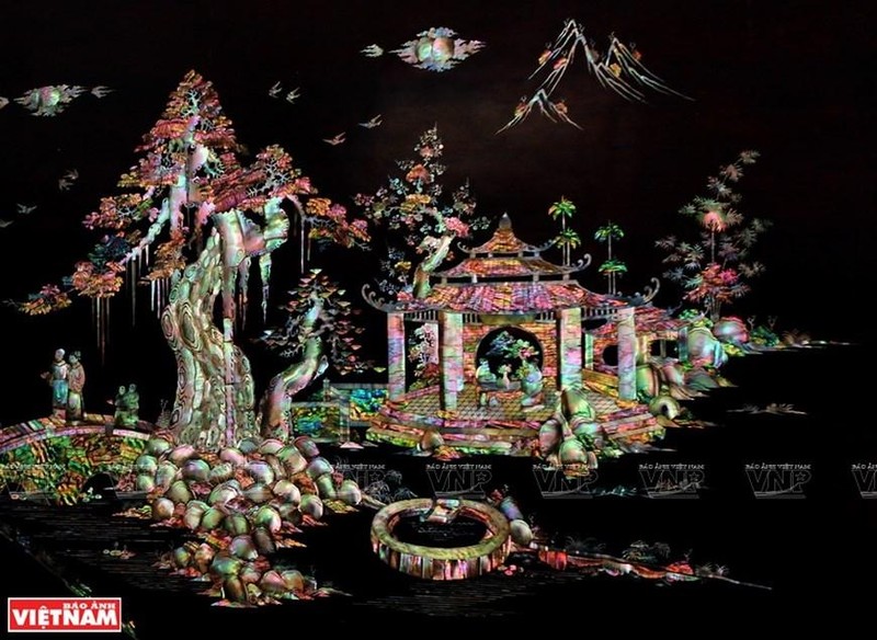 Una obra preciosa de mosaico de nácar único y sofisticado, realizada por un artesano en el pueblo de Chuon Ngo. (Foto: VNA)