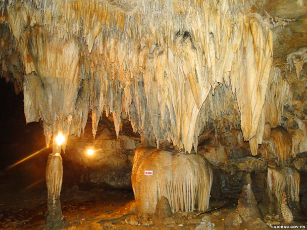 En el interior de la cueva Pusamcap. (Fotografía: laichau.gov.vn)