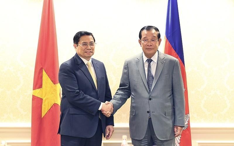 El primer ministro Pham Minh Chinh se reúne con su par camboyano, Hun Sen, al margen de la Cumbre Especial Asean-Estados Unidos, llevada a cabo en mayo de 2022 en Washington. (Fotografía: VNA)
