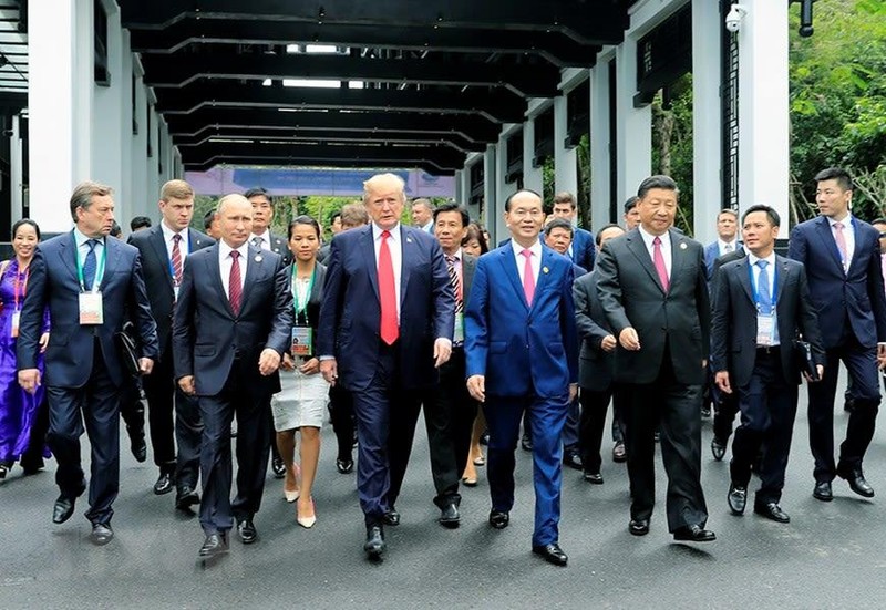 El presidente vietnamita Tran Dai Quang y los jefes de las delegaciones asistentes a la 25 Reunión de Líderes Económicos del APEC (Fotografía: VNA)