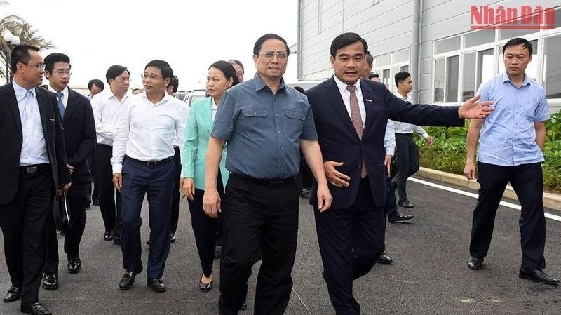 El primer ministro Pham Minh Chinh visita la fábrica de automóviles Hyundai.