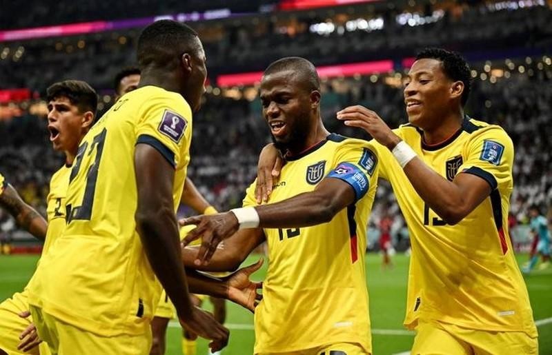 Ecuador gana 2-0 Catar en su debut por el grupo A de Copa Mundial 2022