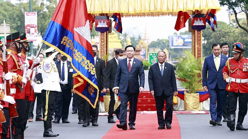 El presidente de la Asamblea Nacional de Camboya, Samdech Heng Samrin, preside una ceremonia oficial de bienvenida a su homólogo vietnamita, Vuong Dinh Hue. (Fotografía: daibieunhandan.vn)