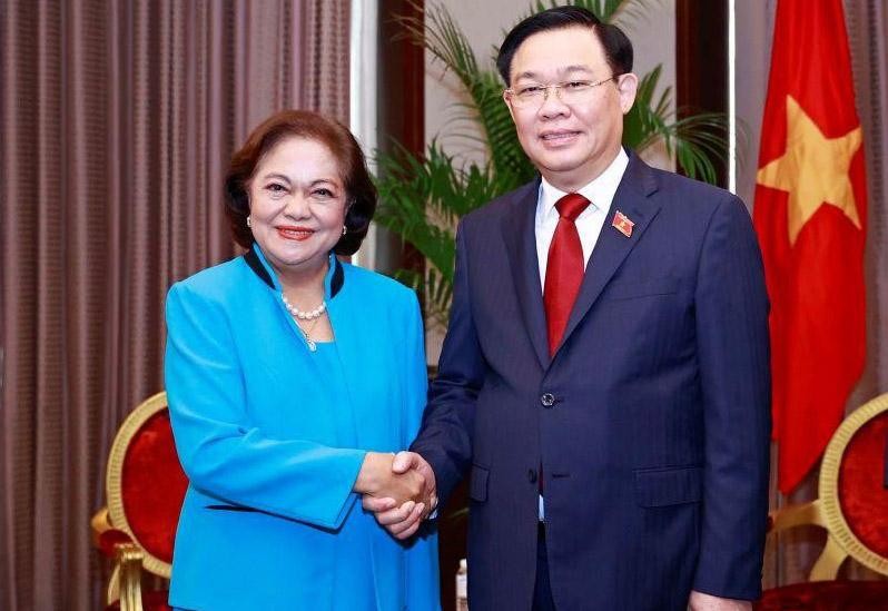 El titular de la Asamblea Nacional de Vietnam, Vuong Dinh Hue recibe a Agnes Devanadera, presidenta de la corporación de desarrollo de la Zona económica especial Clark. (Fotografía: VNA)