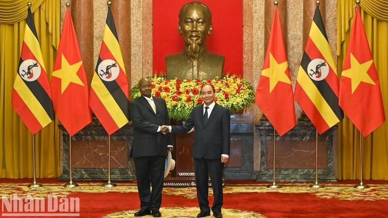El presidente de Vietnam, Nguyen Xuan Phuc, y su homólogo ugandés, Yoweri Kaguta Museveni, en la recepción ceremonial.