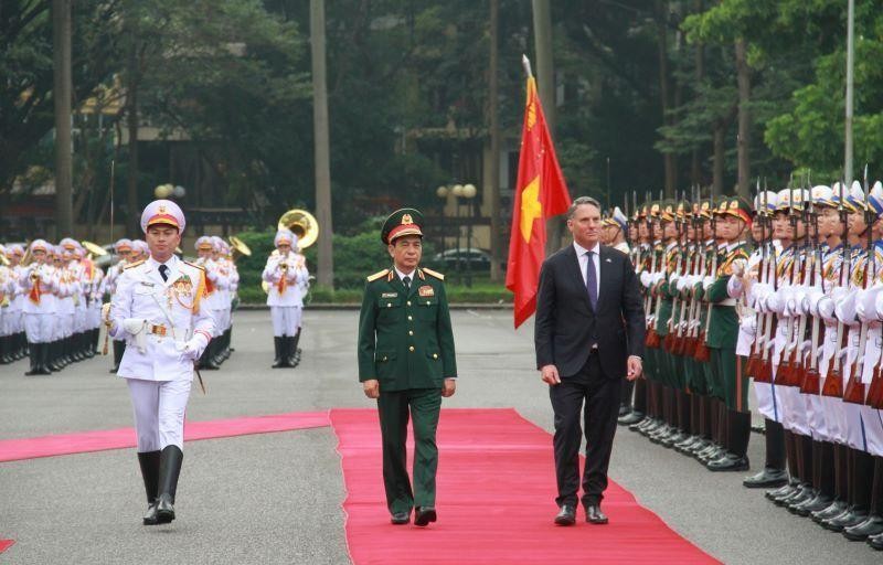 El ministro de Defensa de Vietnam, Phan Van Giang, preside la ceremonia de bienvenida al viceprimer ministro y titular para la Defensa de Australia, Richard Donald Marles. (Fotografía: VNA)