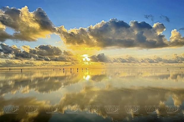 La superficie del agua en la playa de Quang Lang es como un gran espejo que refleja el cielo, creando un espacio infinito único. (Fotografía: VNA)