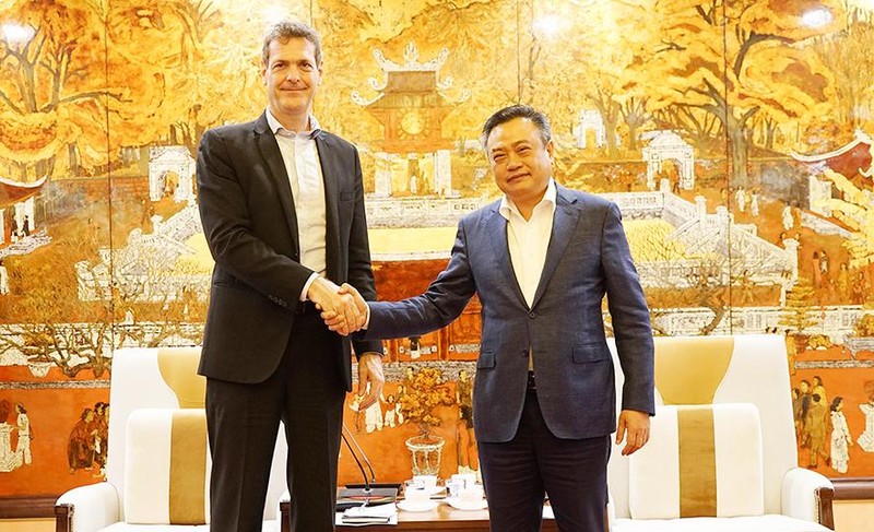 El presidente del Comité Popular de Hanói, Tran Sy Thanh, recibe al director del BAD en Vietnam, Andrew Jeffries. (Fotografía: hanoimoi.com.vn)