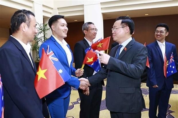 El presidente de la Asamblea Nacional de Vietnam se reúne con representantes de la comunidad vietnamita en Australia. (Fotografía: VNA)