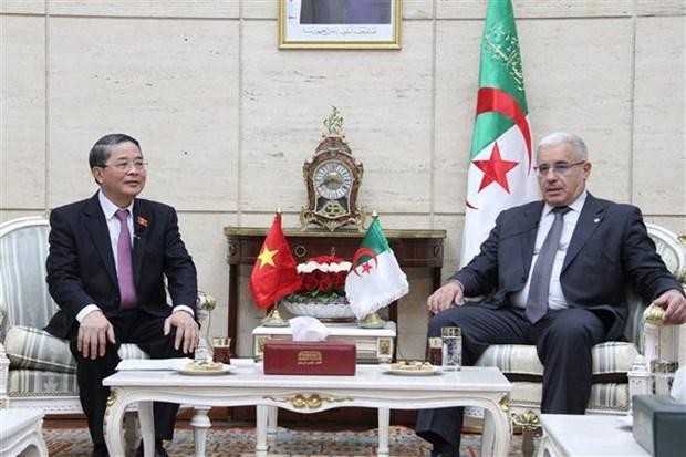 El presidente de la Asamblea Popular Nacional de Argelia, Ibrahim Boughali, recibe al subtitular del Parlamento vietnamita Nguyen Duc Hai. (Fotografía: VNA)