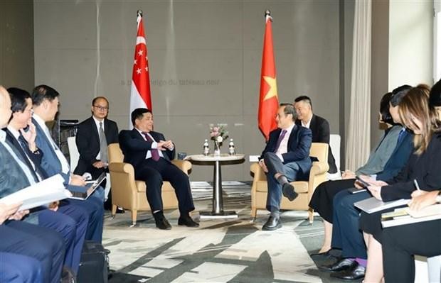 El ministro de Planificación e Inversión de Vietnam, Nguyen Chi Dung, sostuvo una conversación con el segundo ministro de Industria y Comercio y también titular del Ministerio de Mano de Obra de Singapur, Tan See Leng. (Fotografía: VNA)