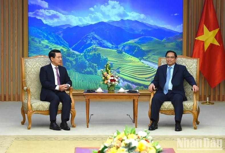 El primer ministro de Vietnam, Pham Minh Chinh recibe a Saleumxay Kommasith, subjefe del Gobierno y canciller de Laos. (Fotografía: VNA)