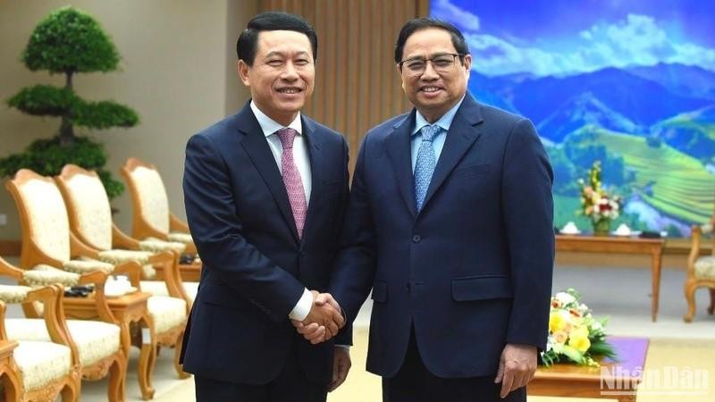 El jefe de Gobierno de Vietnam, Pham Minh Chinh y el vicepremier y ministro de Relaciones Exteriores de Laos, Saleumxay Kommasith.
