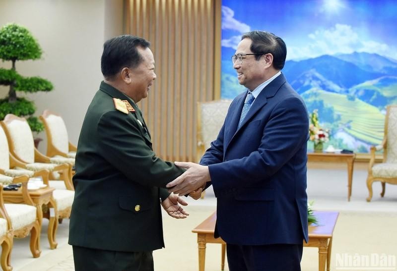 El primer ministro de Vietnam, Pham Minh Chinh, y el general Chansamone Chanyalath, vicepremier y ministro de Defensa de Laos.