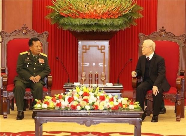 El secretario general del Partido Comunista de Vietnam, Nguyen Phu Trong y el vicepremier y ministro de Defensa de Laos, Chansamon Chanlyath. (Fotografía: VNA)