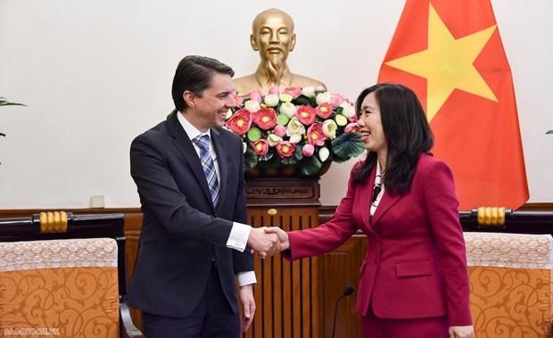 La vicecanciller vietnamita Le Thi Thu Hang y su homólogo checo Jiri Kozak. (Fotografía: VNA)