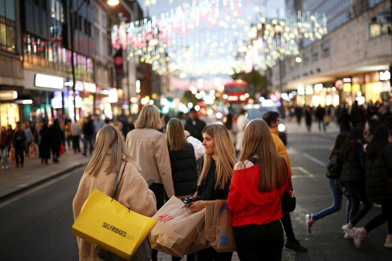 Los británicos compran en la Navidad. (Fotografía: Reuters)