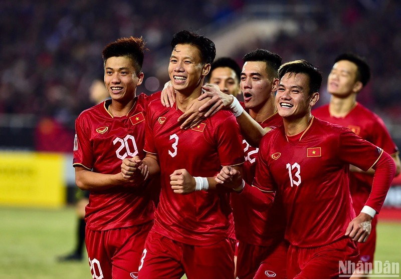 Los jugadores vietnamitas celebran un gol. 