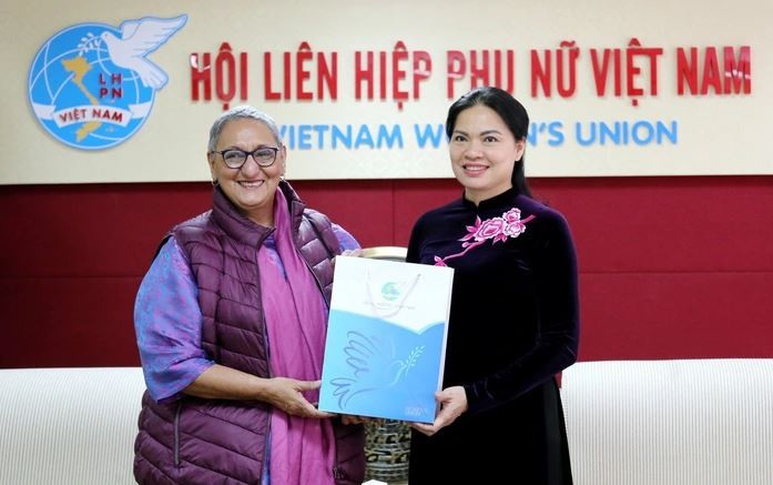 La presidenta de la Unión de Mujeres de Vietnam, Ha Thi Nga, y la presidenta de la Federación Democrática Internacional, Lorena Peña. (Fotografía: phunuvietnam.vn)