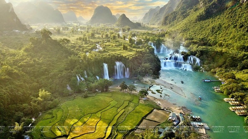 La cascada de Ban Gioc se ubica unos 20 kilómetros del centro del distrito de Trung Khanh, en la provincia norteña de Cao Bang.