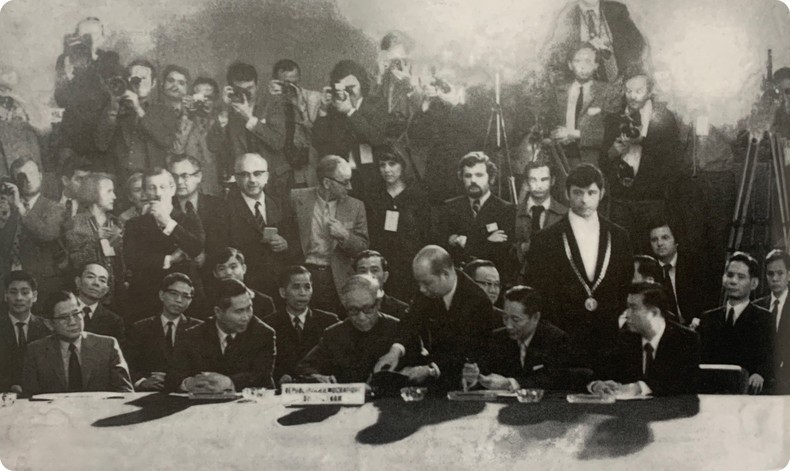 La ceremonia de firma tuvo lugar el 23 de enero de 1973 en el Centro de Conferencias Internacionales de París, en la calle Kléber.