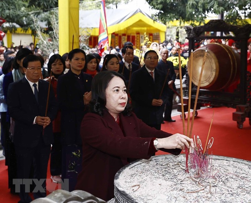 La presidenta interina de Vietnam, Vo Thi Anh Xuan, ofrece incienso en el templo dedicado a Hai Ba Trung. 