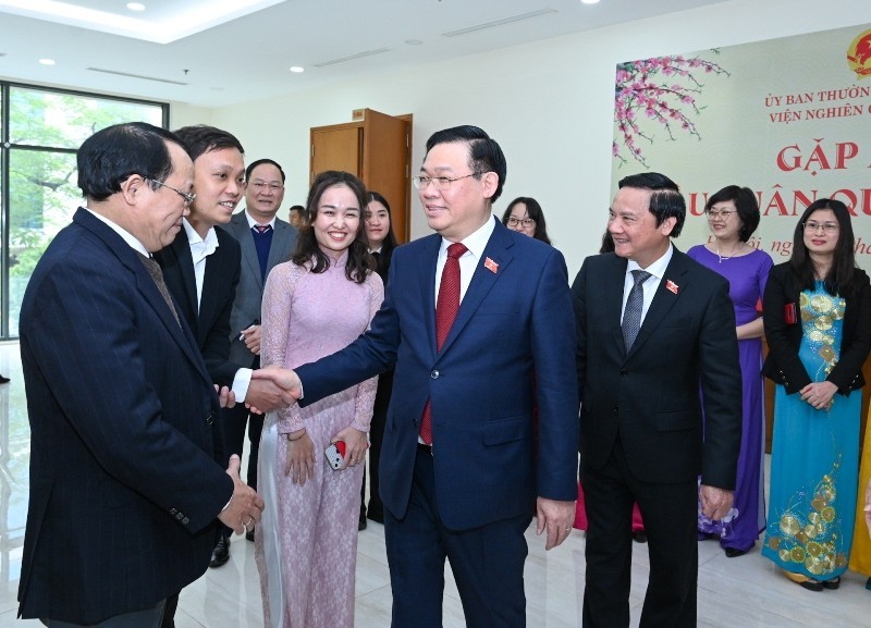El presidente del Parlamento, Vuong Dinh Hue, con personal del Instituto de Estudios Legislativos.