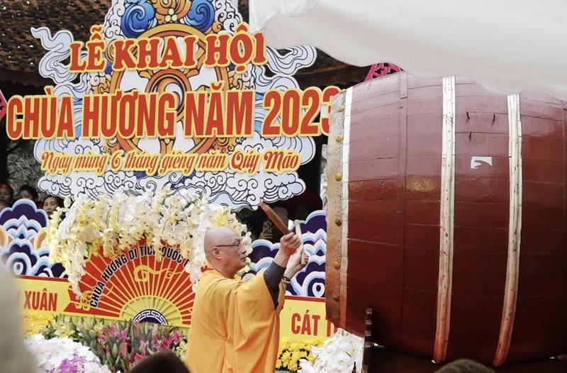 El venerable Thich Minh Hien, abad de la Pagoda Huong, toca el tambor para inaugurar el festival.