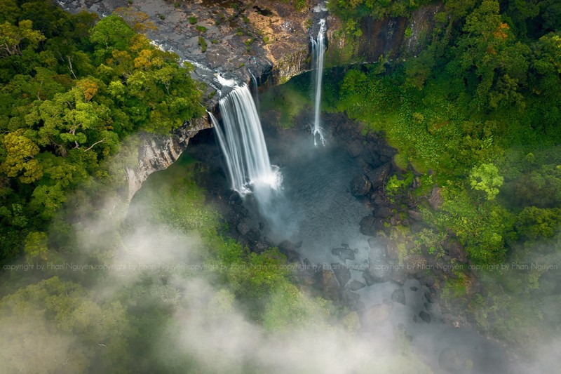 La cascada de Hang En a vista de pájaro.