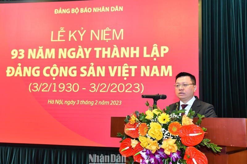 Le Quoc Minh, presidente-editor de Nhan Dan, subjefe de la Comisión de Comunicación y Educación del Comité Central del PCV y titular de la Asociación de Periodistas del país, habla en el acto.