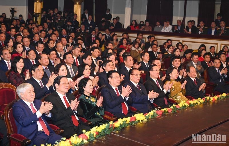 El exsecretario general del PCV Nong Duc Manh, el presidente de la Asamblea Nacional, Vuong Dinh Hue y otros dirigentes, exlíderes del Partido y el Estado asisten al evento.