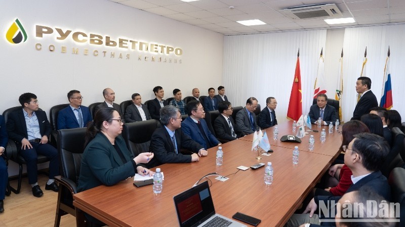 En la reunión entre el embajador de Hanói en Moscú, Dang Minh Khoi, y los trabajadores de Rusvietpetro.