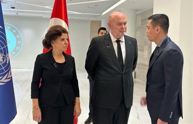 El embajador Dang Hoang Giang (derecha) expresa sus condolencias a los representantes de la Misión Permanente de Turquía ante la ONU en la conmemoración del 15 de febrero. (Fotografía: VNA)