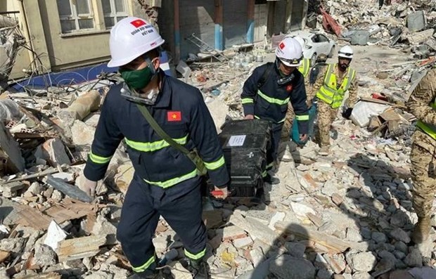 Un equipo de rescate del Ejército Popular vietnamita participa en las actividades de asistencia para superar las consecuencias de terremotos en la provincia turca de Hatay. (Fotografía: VNA)