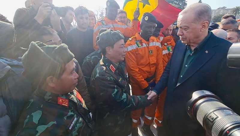 El presidente de Turquía, Recep Tayyip Erdogan, agradece a las fuerzas de salvamento y rescate de Vietnam. 