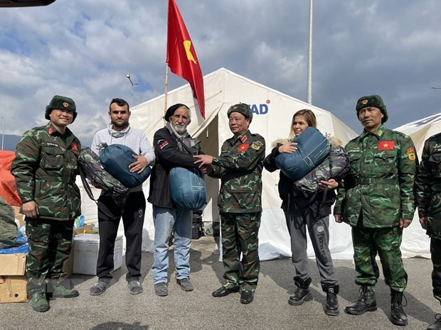 El equipo de búsqueda y rescate del Ejército Popular de Vietnam apoya a los pobladores de la provincia de Hatay. (Fotografía: VNA)