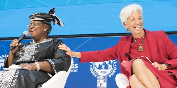 La directora general de la Organización Mundial de Comercio, Ngozi Okonjo-Iweala, y la presidenta del Banco Central Europeo, Christine Lagarde (Fotografía: twitter)