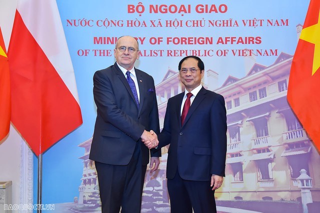 El ministro de Relaciones Exteriores, Bui Thanh Son, y su homólogo polaco, Zbigniew Rau (Fotografía: baoquocte.vn)
