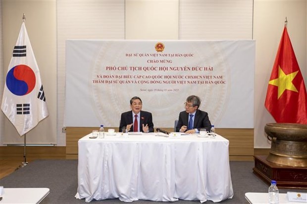 El vicepresidente de la Asamblea Nacional (Parlamento) de Vietnam Nguyen Duc Hai en el encuentro con connacionales en Seúl (Fotografía: VNA)