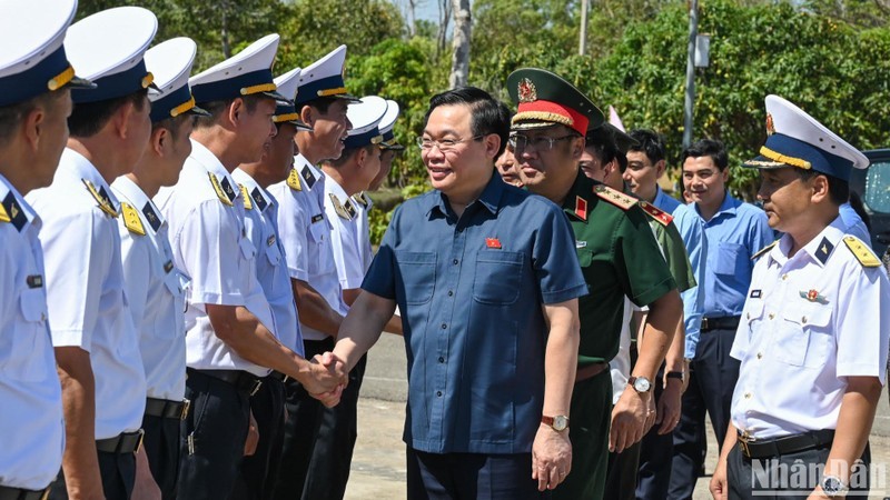 El jefe del Legislativo con oficiales y comandantes de la Brigada de Misiles Costeros 681 de la Armada vietnamita.