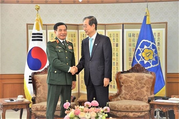 El primer ministro surcoreano, Han Duck-soo, y el ministro de Defensa vietnamita, Phan Van Giang (Fotografía: VNA)