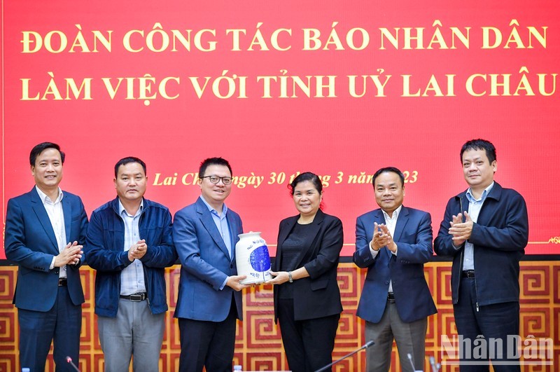El periódico Nhan Dan entrega un regalo de recuerdo a la provincia de Lai Chau.