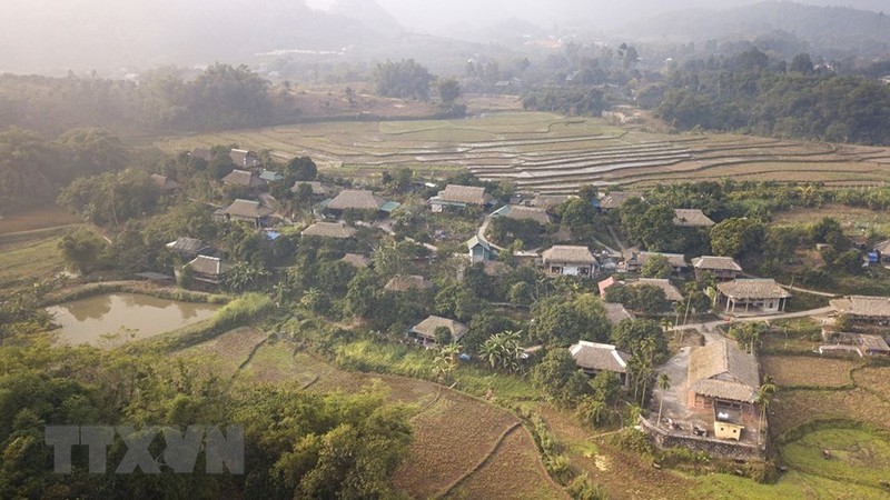 La aldea de Giang Mo está ubicada en el valle al pie de la montaña Mo, rodeada de campos de arroz y colinas.