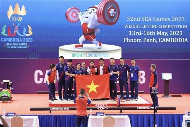 La halterófila Dinh Thi Thu Uyen (medio) celebra su victoria (Fotografía: VNA)