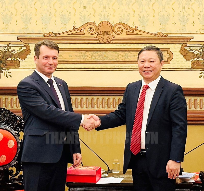 El vicepresidente del Comité Popular de Ciudad Ho Chi Minh Duong Anh Duc recibe a Valery Gromada, primer viceministro de Cultura de Bielorrusia (Fotografía: hcmcpv.org.vn)