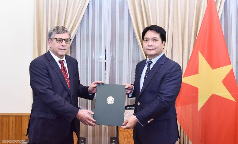 El jefe del Departamento de Protocolo del Ministerio de Relaciones Exteriores de Vietnam, Nguyen Viet Dung, recibe al embajador de Brasil en Hanói, Marco Farani. (Fotografía: baoquocte.vn)
