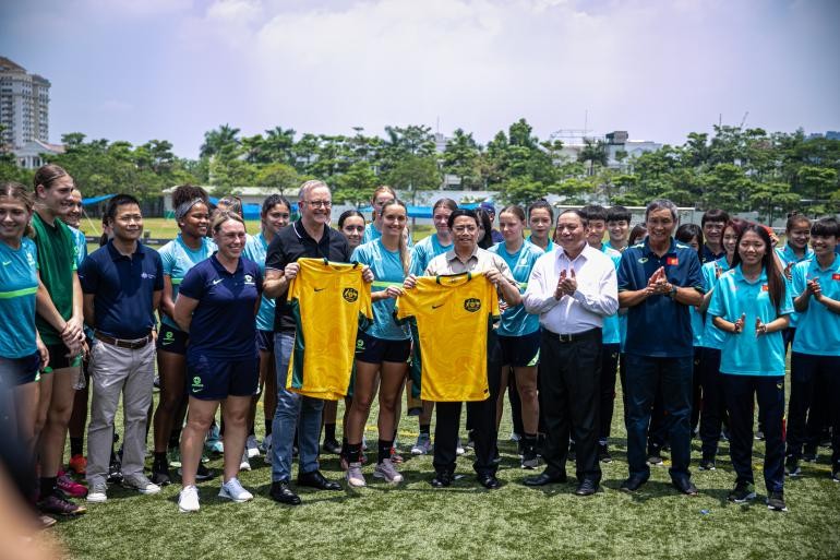 El primer ministro vietnamita, Pham Minh Chinh, y su homólogo australiano, Anthony Albanese, sostuvieron un intercambio con los equipos de fútbol femenino de Australia y Vietnam (Fotografía: unicef)